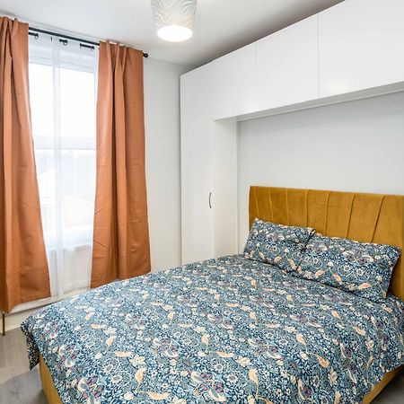 Free Parking, 2 Beds,Close To Train Station Bedford Kültér fotó