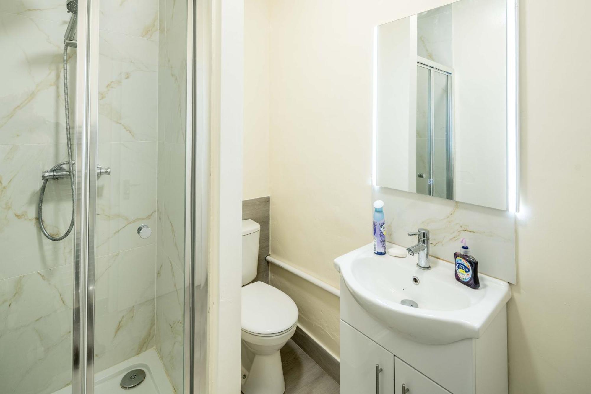 Free Parking, 2 Beds,Close To Train Station Bedford Kültér fotó