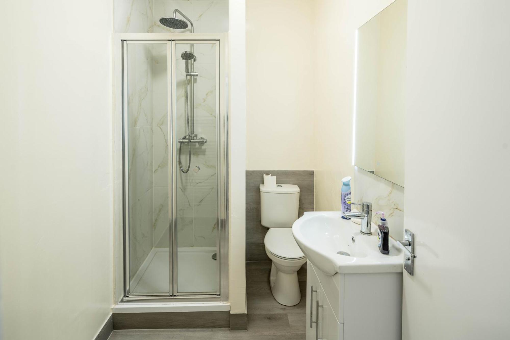 Free Parking, 2 Beds,Close To Train Station Bedford Kültér fotó